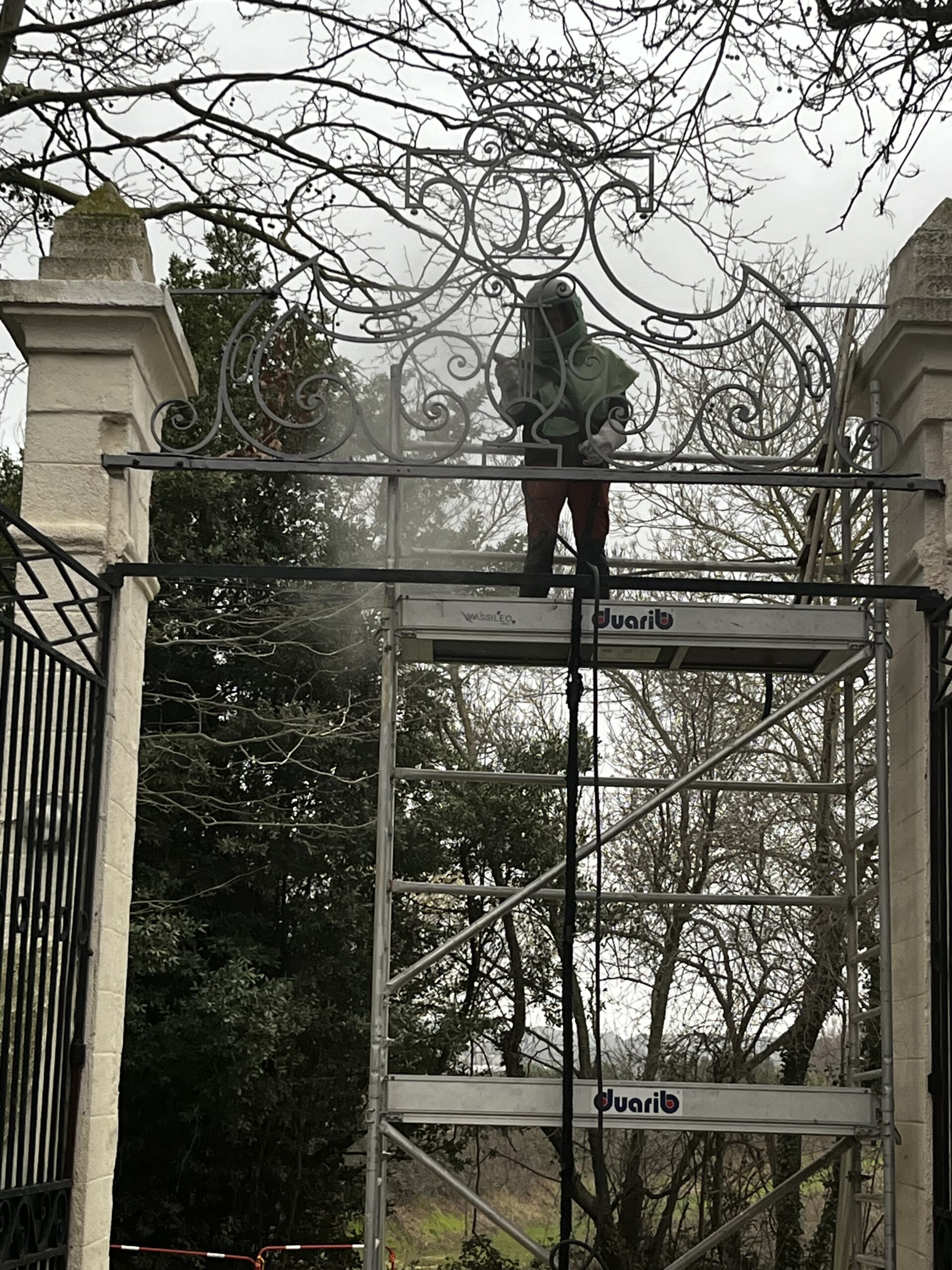 TRAVAUX D'AÉROGOMMAGE À BASSE PRESSION D'UNE FERRONNERIE D'ART