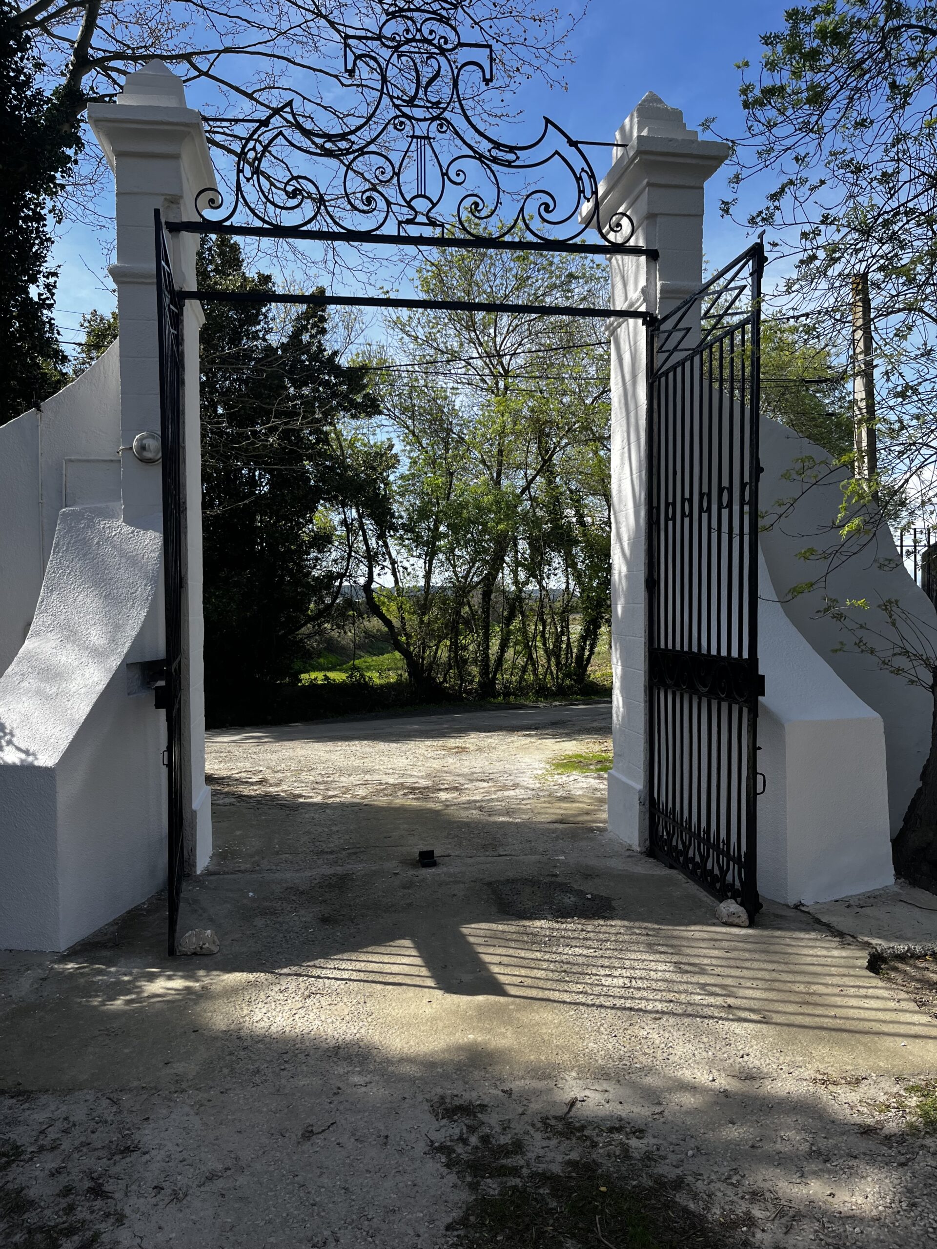 travaux de peinture des murs en pierre et portail fer