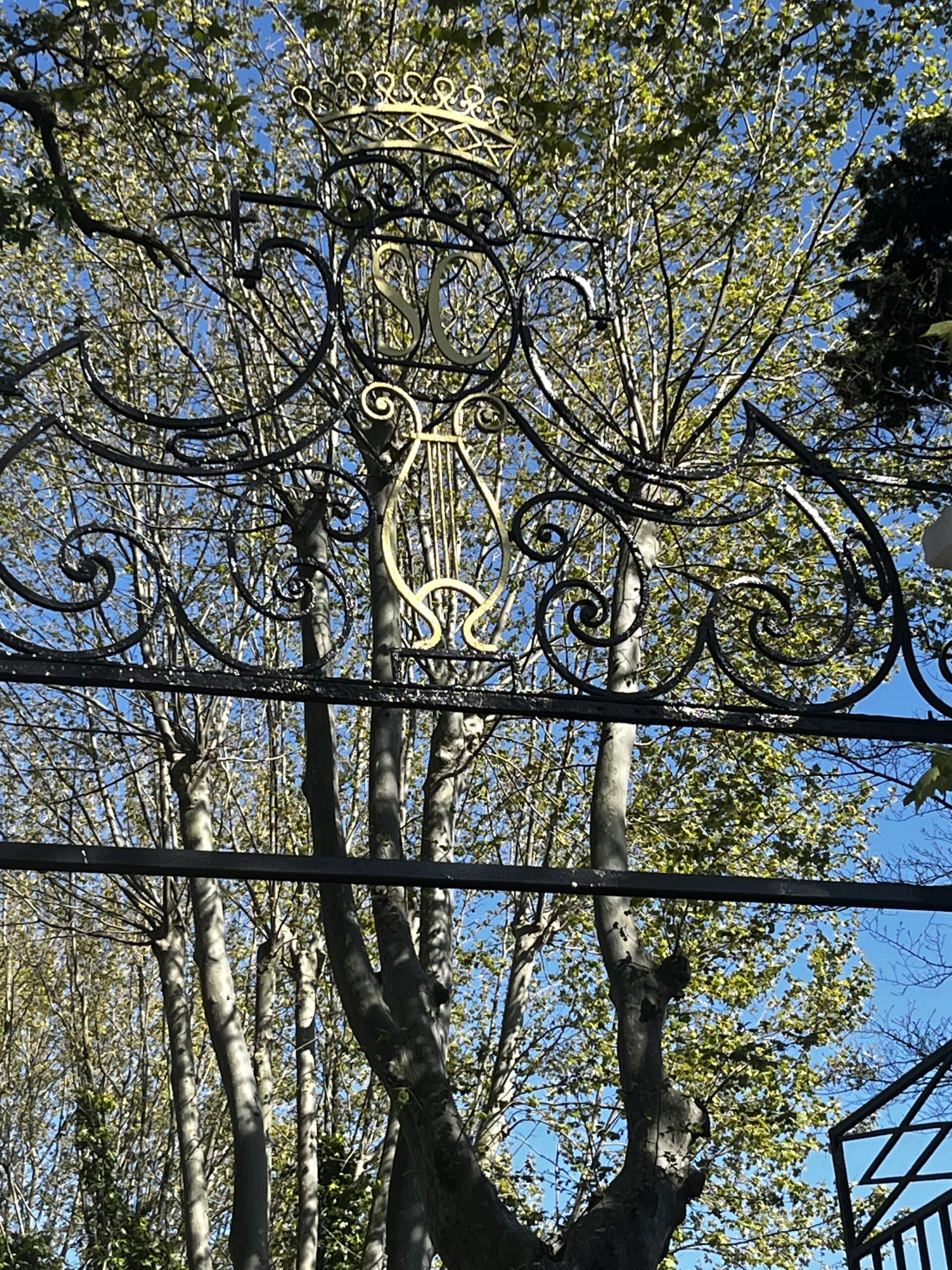 Photo de peinture lettre or sur portail férronnerie d'art