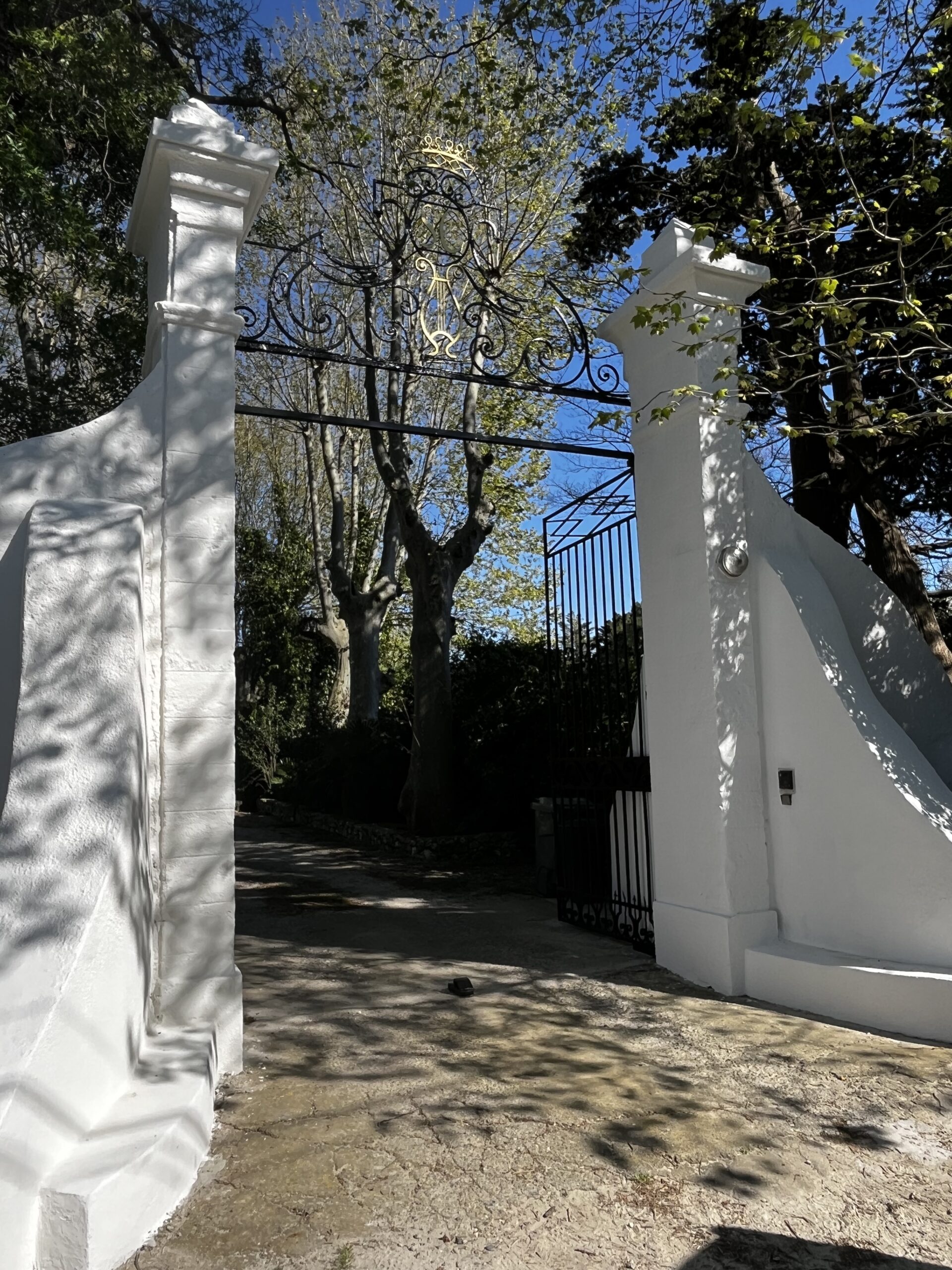 Peinture ferronnerie d'art sur pilier et portail fer avec lettre d'or 