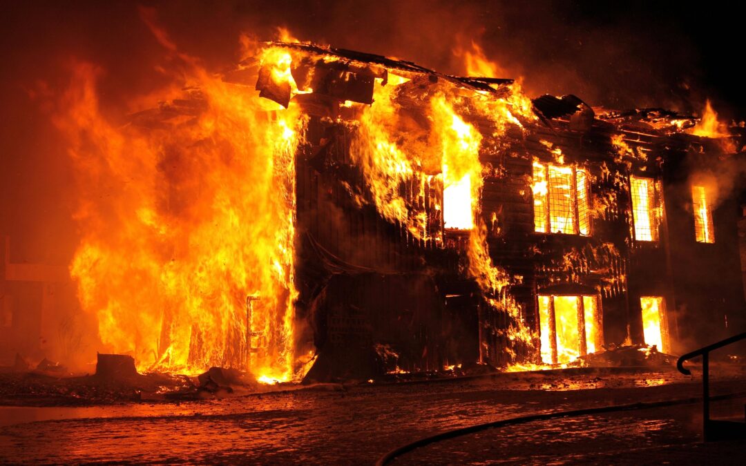 PHOTO D'UN HÔTEL EN FEU