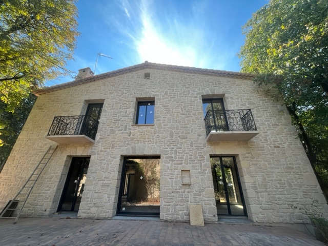 AÉROGOMMAGE D'UNE FAÇADE EN PIERRE NATURELLE