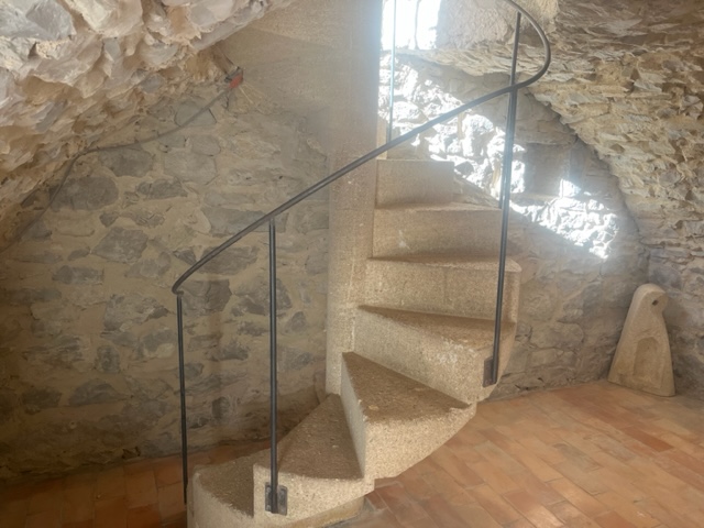 NETTOYAGE DE MUR EN PIERRE D'INTÉRIEUR 