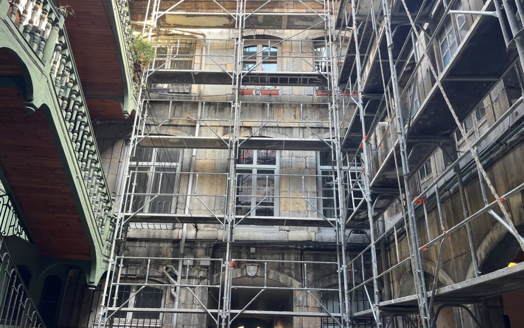 PHOTO D'UN ÉCHAFAUDAGE POUR PERMETTRE DE NETTOYER DES FAÇADES EN PIERRE