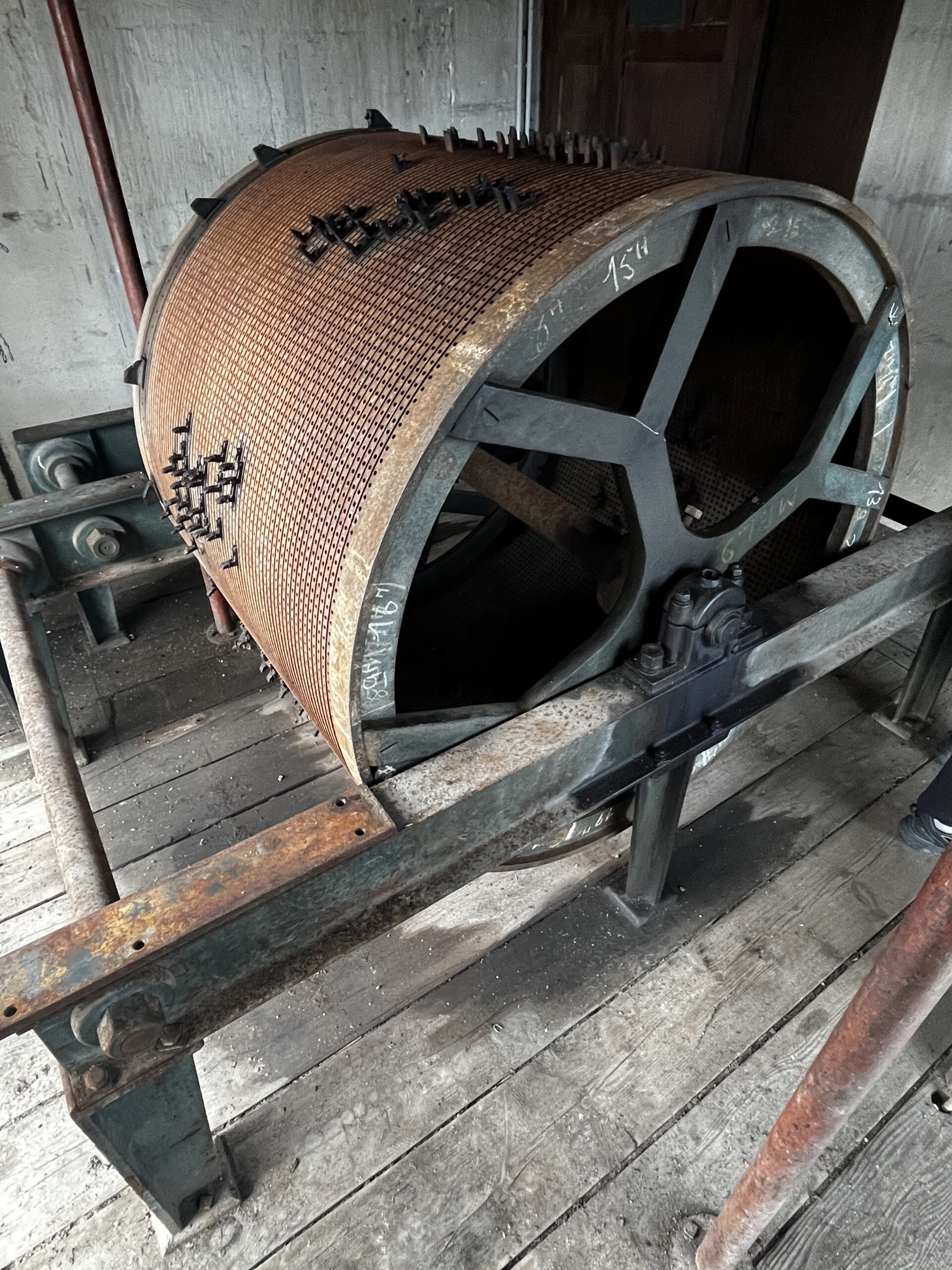 Photo d'un carillon de sonnerie avant travaux de décapage, nettoyage et peinture