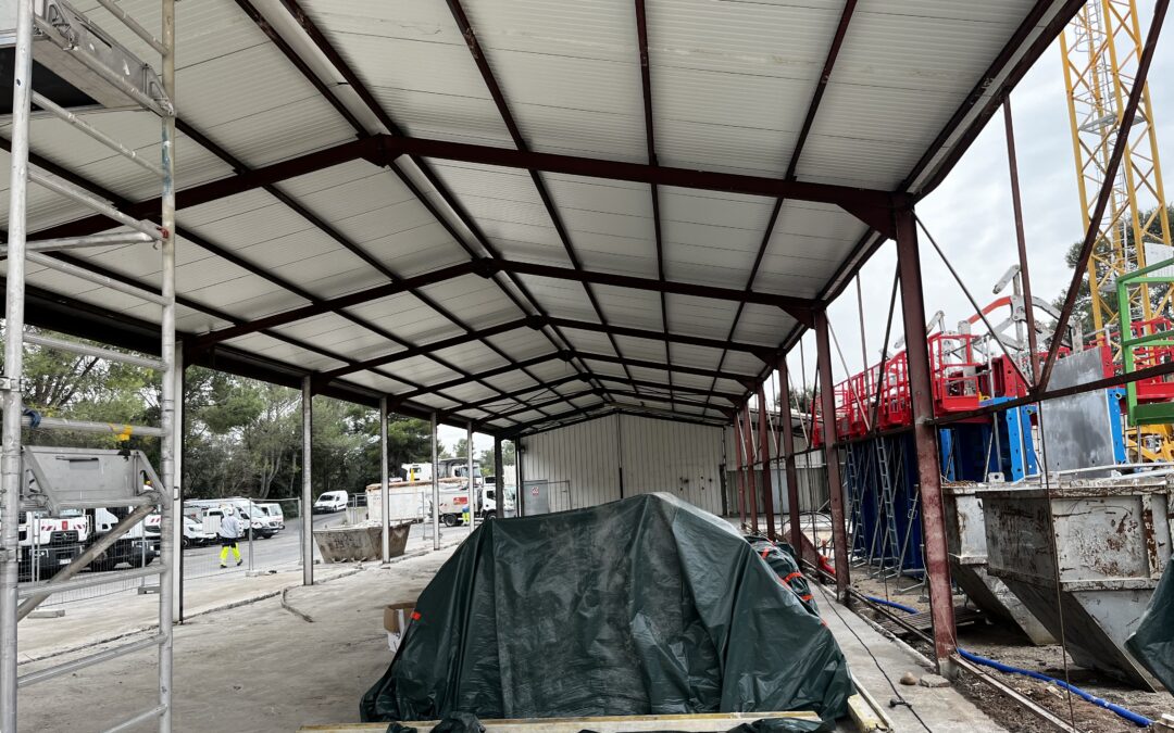 Photo d'un hangar avant travaux d'aérogommage de charpente métallique