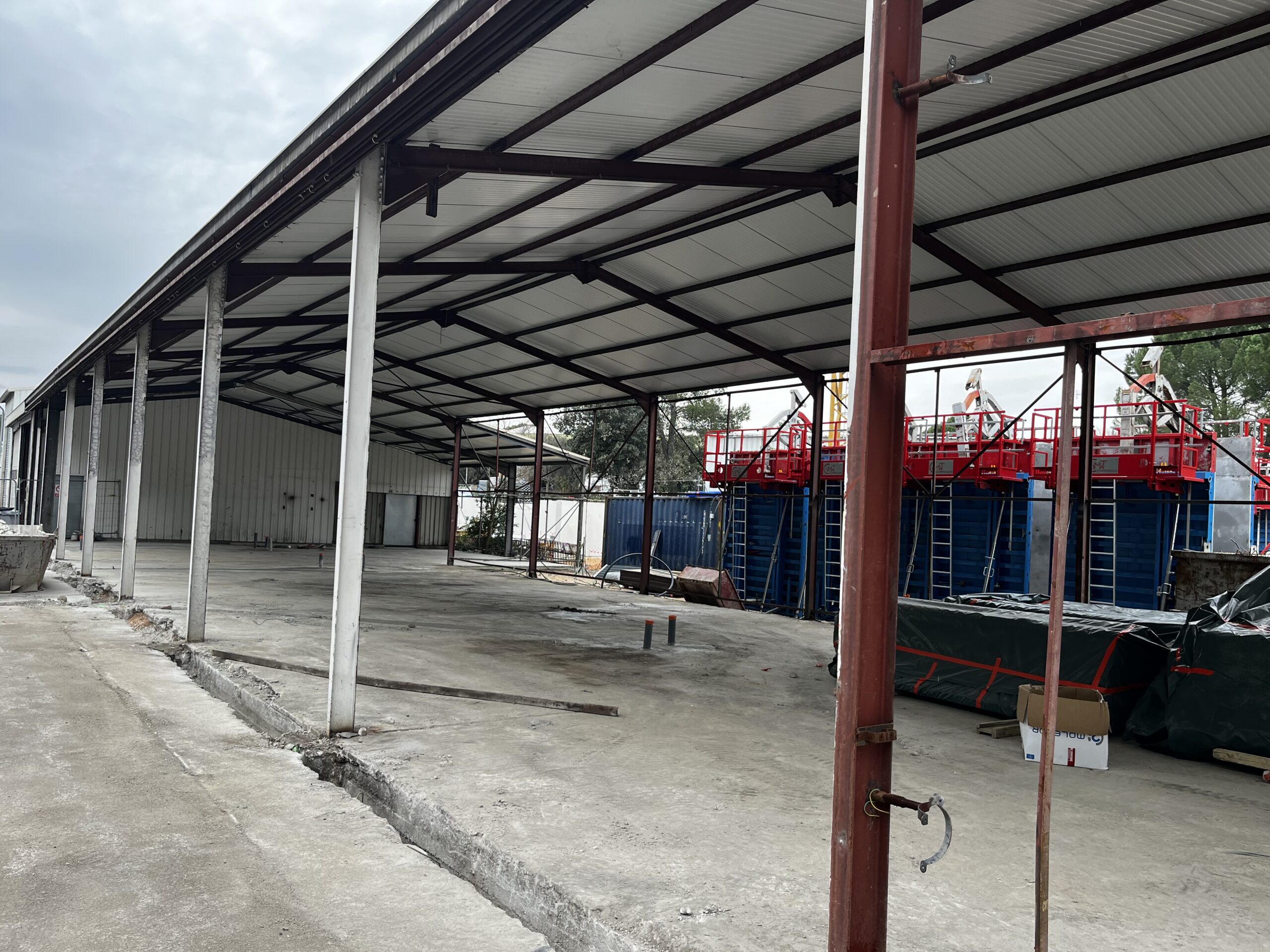 Photo d'un hangar avant les travaux d'aérogommage et peinture de charpente métallique