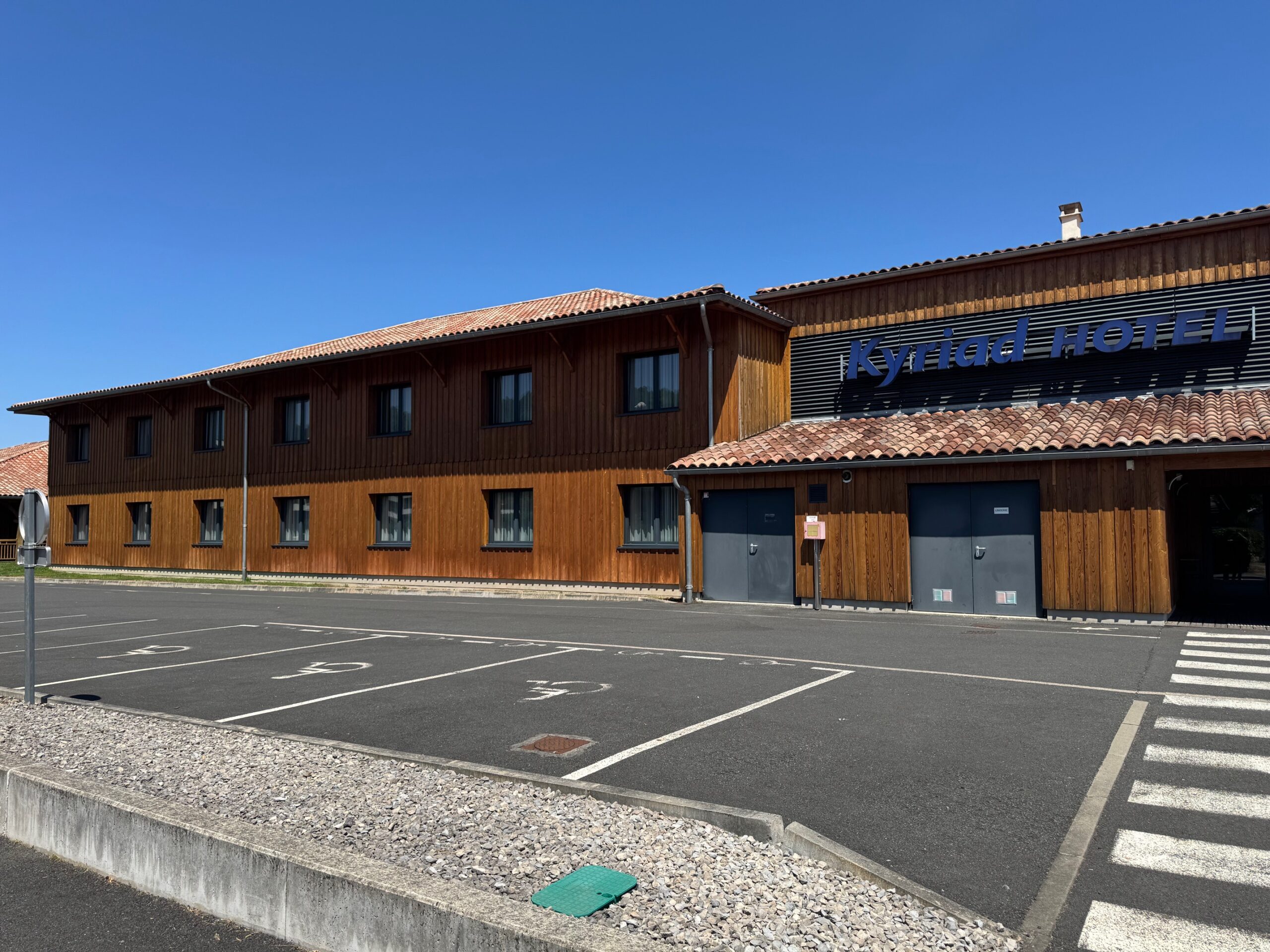 Traitement par ignifugation des bardages bois extérieur d'un hôtel