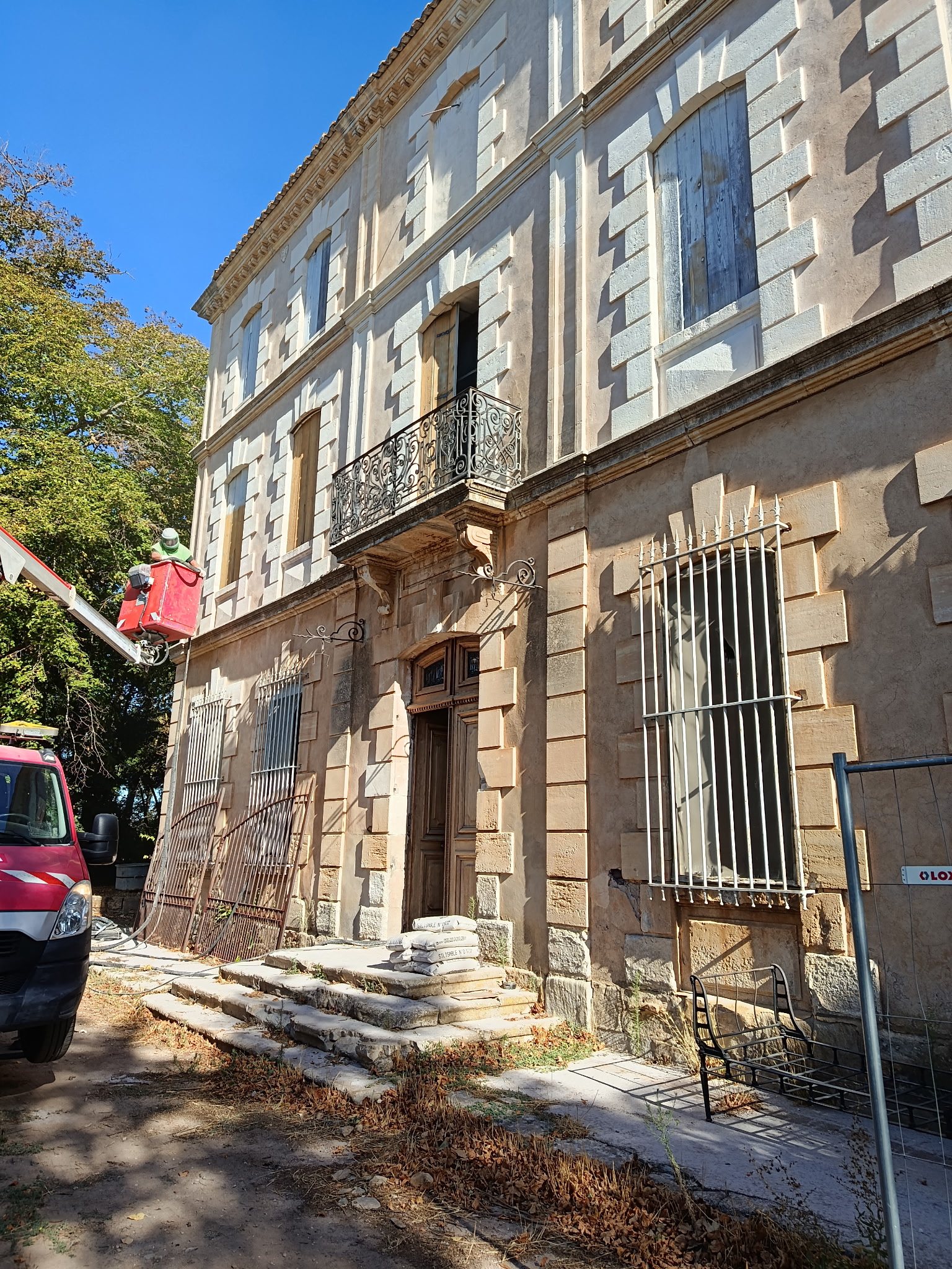 Nettoyage de la façade avec l'aide d'une nacelle de chez loxam