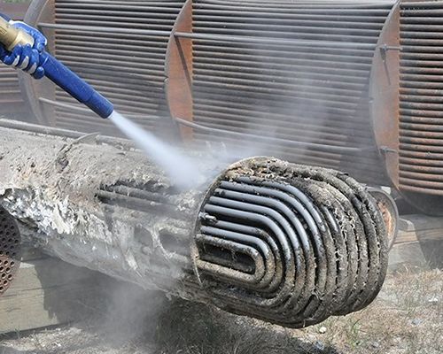 Nettoyage d'une pièce industrielle avec de la cryogénie